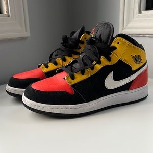 Nike Air Jordan 1 Mid SE Amarillo Team Orange GS Youth Size 7Y